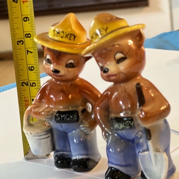 Smokey the Bear vintage  salt and pepper shakers. - Picture 2 of 6
